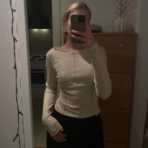 Långärmad topp - Creme färgad långärmad topp från Gina tricot! 