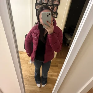 Jacka - Säljer denna röd lila peak performance jacka! Perfekt skick perfekt nu till vintern! Är 163 lång och det är storlek Xs men passar mig som är S 💗💗💗nypris är 3000kr