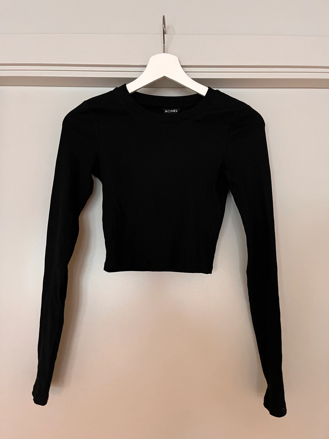 Thigt svart topp från Monki 