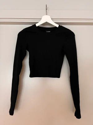 Thigt svart topp från Monki  - Så snygg topp från Monki i stl 34, knappt använd.