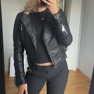 Skinnjacka - Säljer min svarta skinnjacka från chiquelle i storlek 38 😍🤩jackan är sparsamt använd 😝