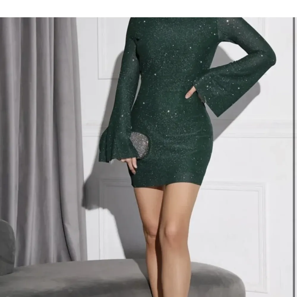 Säljer denna snygga klänning som passar perfekt till nyår / fest. Använd 1 gång så toppen skick!😍privat för egna bilder . Klänningar.