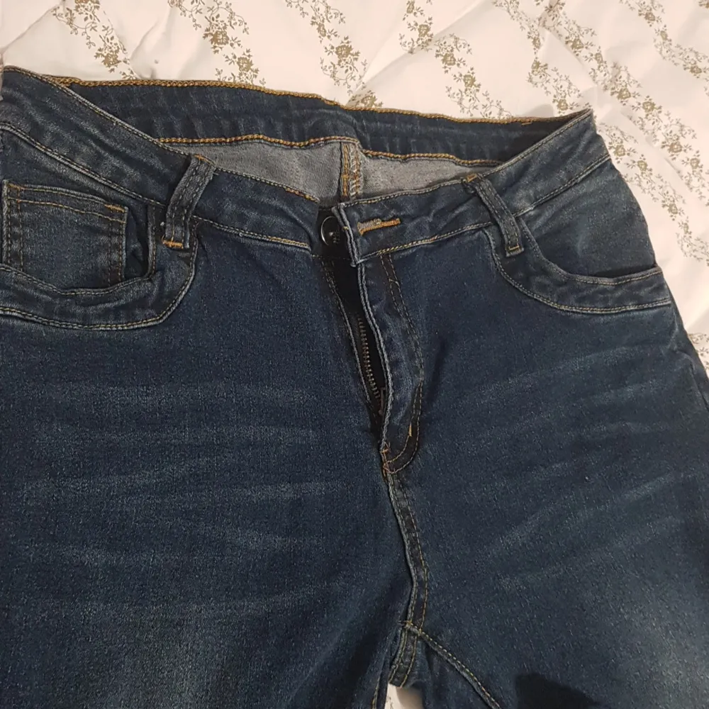 Jag säljer min low waist bootcut jeans som jag köpte från shein i storlek L. Den är i jätte bra skick. Köparen står för frakt. Farkut & Housut.