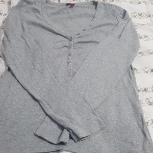 farfarströja - Jag säljer min farfarströja från Esprit i fin skick storlek m. Köparen står för frakt. 