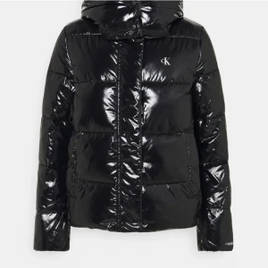 Calvin klein jacka - Säljer denna superfina vinterjacka, storlek xs men funkar även som s! Den har inga defekter, därav nyskick💓nypriset är 2100kr