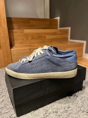 Saint laurent skor - Tjena Säljer dessa Saint Laurent skor i Storlek 45, det medföljer helt nya skosnören och dustbag😀