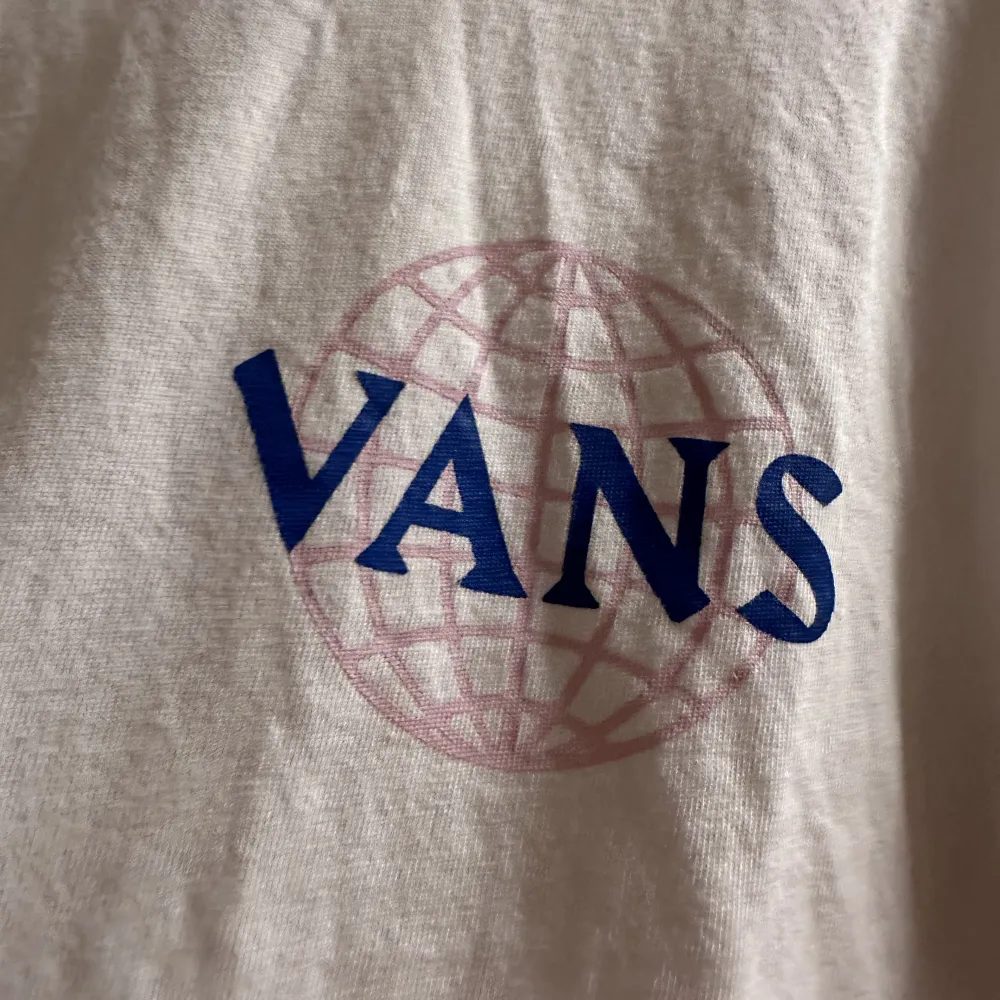 Snygg Vans tröja med tryck i ryggen, väldigt bra skick💙. T-shirts.