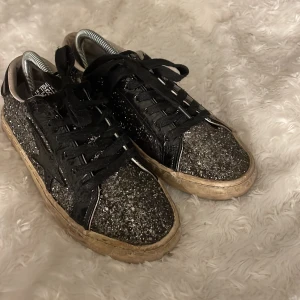 Skor - As snygga skor som inte kommer till användning längre, 7/10 skick ( ena sko snöret är lite sönder men de kan man byta ut) Nypris: runt 900kr