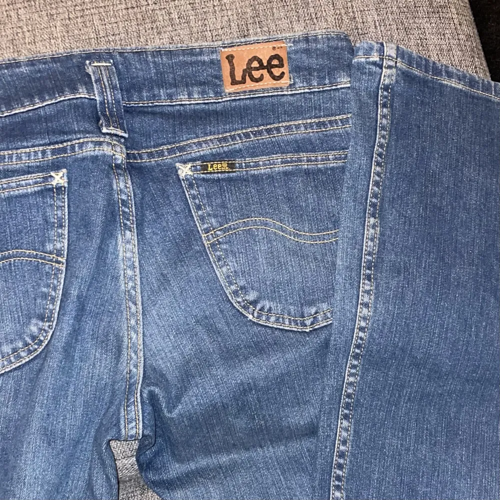 Lågmidjade flared vintage jeans från Lee, ikoniska! Tyvärr lite för stora för mig så kommer aldrig till användning. Storlek är W. 31, L. 33. Har vanligtvis 38 så skulle nog passa 40 perfekt. Skriv för exakta mått eller fler bilder! :) pris är diskuterbart. Jeans & Byxor.