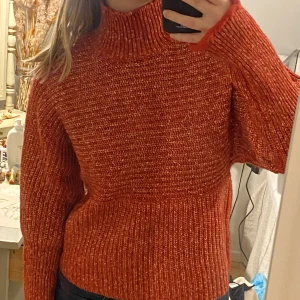 Röd stickad  - Röd stickad tröja från Soaked in Luxury i nyskick, så fin till jul!