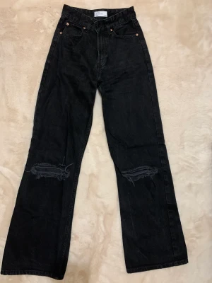 Svarta vida jeans - Fina 90s style jeans med vida ben och knärevor. Storlek 32 men passar även 34. Mycket bra skick. Pris kan diskuteras. Hör av dig vid frågor💗
