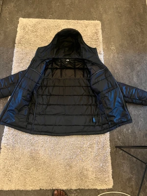 north face  - Hej säljer min north face jacka , bra kvalite, parfekt till den kalla vintern och skriv hjärna för mer bilde info å prisdiskotion 