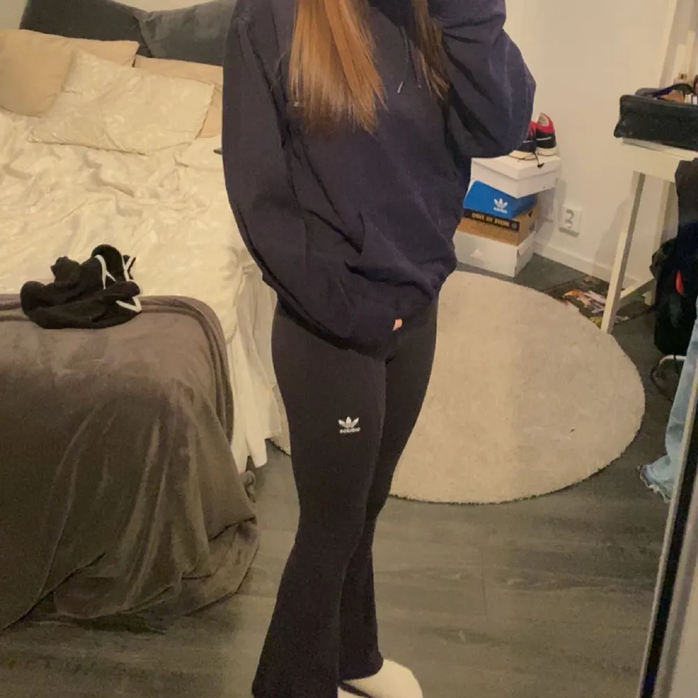 Flare adidas trousers med split. Använda två gånger och säljer eftersom jag rensat garderoben. Sitter bra och formar benen bra, superbra skick 💓kan användas till träning men också till vardagen, har inte tränings material. Skriv vid frågor💓. Jeans & Byxor.