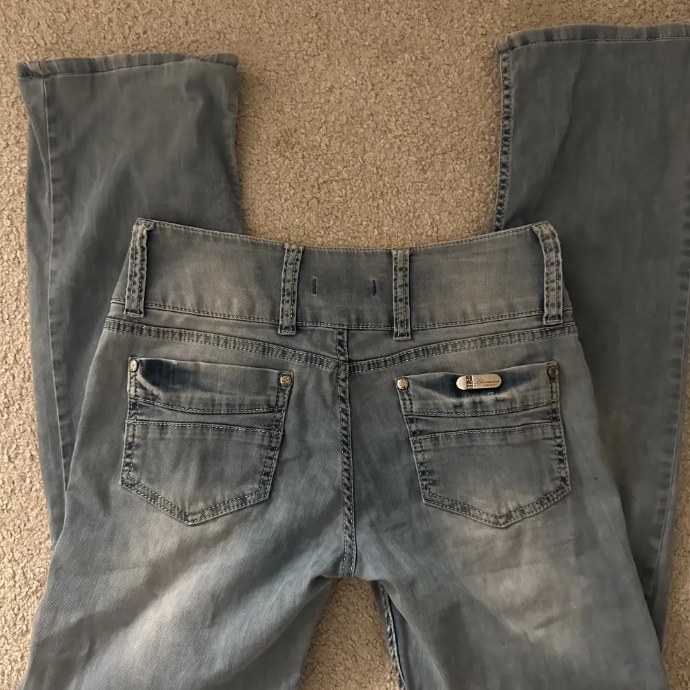 Säljer mina favorit lågmidjade jeans då dom blivit för korta. Så coola då dom har två knappar och en bred linning längst upp.🙌🏻🌟De har storleken 32 men passar också mig som vanligtvis har 36!. Jeans & Byxor.
