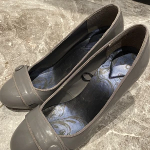 Klackskor storlek 38 - Jättefina eleganta klackskor. Såå söta. De är i bra använt skick. De är bara smutsiga underifrån. Men det syns inte när man har på sig dem. Säljer pga stor garderobrensning. Kika gärna på mina andra annonser, säljer mycket:) Samfraktar gärna.