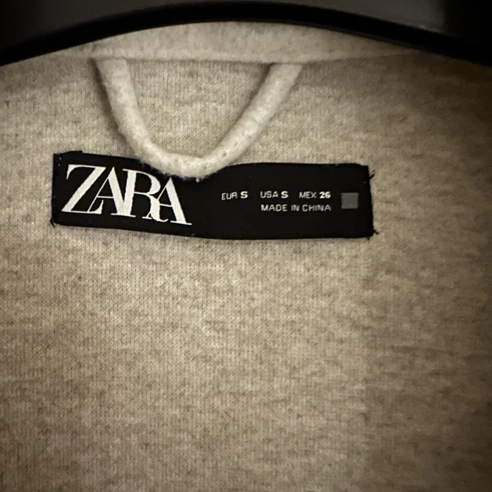 Beigh kort kappa från Zara, köptes för 499. Jackor.