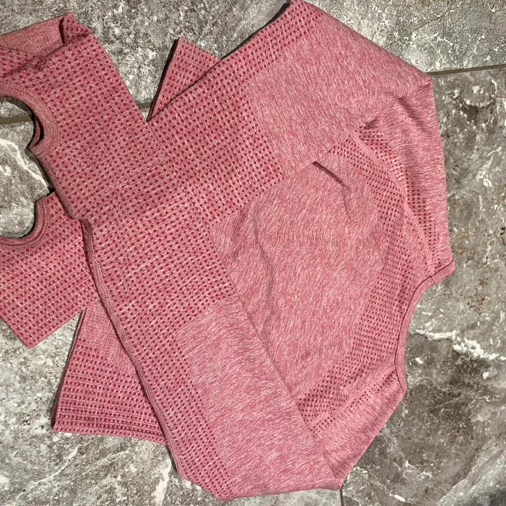 Säljer en rosa träningströja crop top i nyskick. Använd få gånger. Jättesöt och bekväm. Står storlek M men jag tycker det mer känns som S,XS. Kika gärna på mina andra annonser, säljer mycket:) Samfraktar gärna.. Toppar.