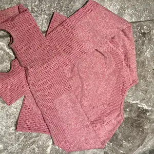 Säljer en rosa träningströja crop top i nyskick. Använd få gånger. Jättesöt och bekväm. Står storlek M men jag tycker det mer känns som S,XS. Kika gärna på mina andra annonser, säljer mycket:) Samfraktar gärna.