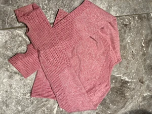 Rosa träningströja crop top i storlek S - Säljer en rosa träningströja crop top i nyskick. Använd få gånger. Jättesöt och bekväm. Står storlek M men jag tycker det mer känns som S,XS. Kika gärna på mina andra annonser, säljer mycket:) Samfraktar gärna.