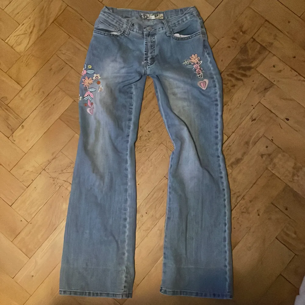 Dem hära byxorna hade jag när jag var 11 och dem passar fortfarande mig hahha dem e åxo jätte Stretchigga på alla ben 🦵!!!. Jeans & Byxor.