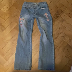 Low-waist jeans 👖🌸💐 - Dem hära byxorna hade jag när jag var 11 och dem passar fortfarande mig hahha dem e åxo jätte Stretchigga på alla ben 🦵!!!