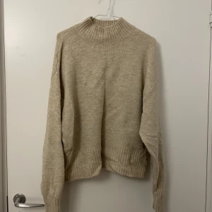 Stickad tröja Monki - Stickad tröja från Monki i storlek S