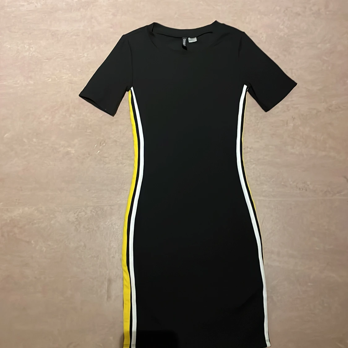 Svart gul klänning 
