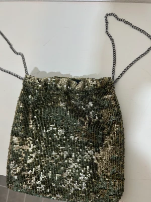Festväska från Twist & Tango - Jättefin grön väska med paljetter. 