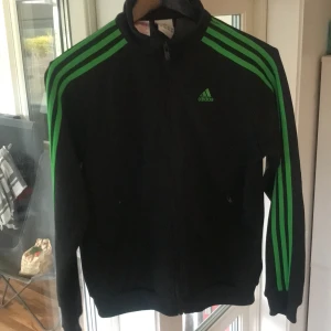 Adidaströja - Tuff klassisk Adidaströja med dragkedja! Gröna revärer - bra skick⭐️