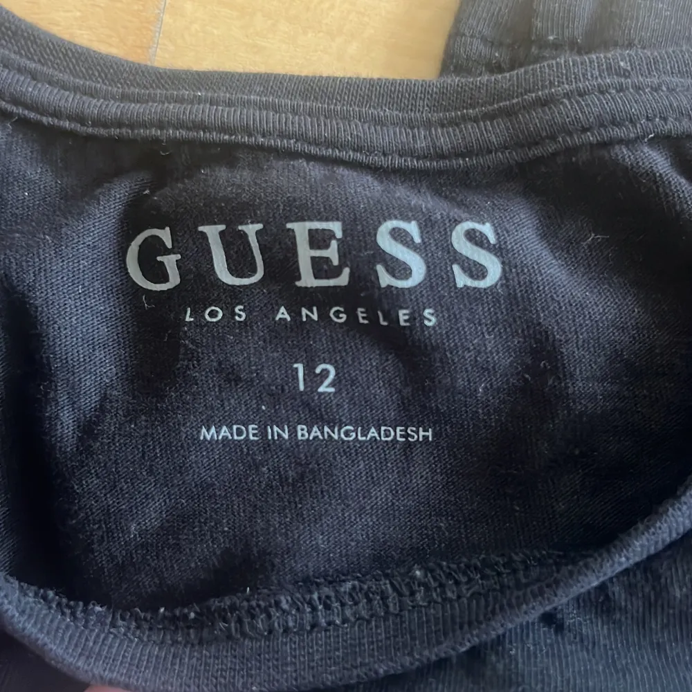 En svart långärmad guess tröja. Knappt använd men för liten. Pris kan såklart diskuteras. Köpt från början för 600kr. Neuletakit & Villapaidat.