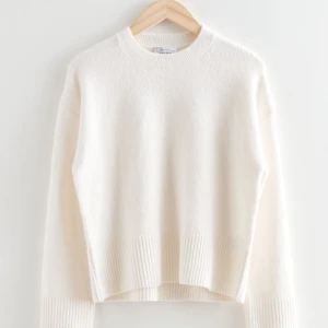 Stickad tröja - Helt oanvänd vit stickad tröja från & other stories! I storlek S. Skriv vid intresse ❤️ inte inklusive frakt 