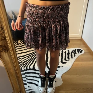 Zara Kjol - Jättefin Mini volangkjol från Zara👾Inbyggda shorts inuti.  Strl L men liten i passformen (passar mig som är 165)