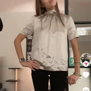 COS topp - Säljer min super fina COS topp/blus. I jätte bra skick! Den är i strl 34 men passar mig som har S. Jag har fler bilder😊