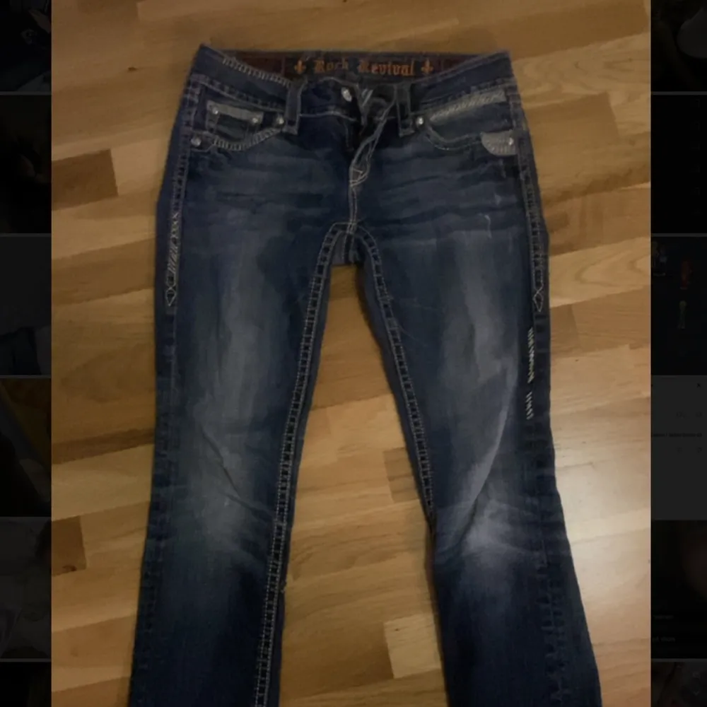 Jätte snygga jeans från rock revival, en bokstav saknas annars vet jag inga mer skador. Står storlek 28 men runt s/m💕skriv för fler bilder💕. Jeans & Byxor.