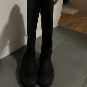 Boots/stövlar 👠 - Boots/höga stövlar från Zara. Aldrig använda så i topp skick. Sjukt snygga och super skönt material 🖤 De är stora i storlek så passar 36. 