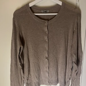 Finstickad kofta - Säljer denna finstickade tröja. Den är lite skrynklig på bilden, då den legat i en byrålåda sedan jag köpte den. Endast använd en gång. Säljer pga att den inte kommer till användning 🩷