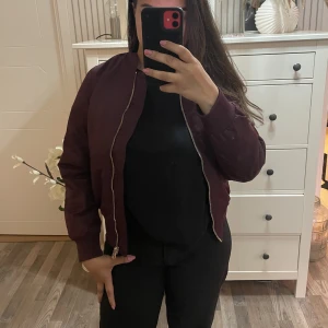 Bomberjacka  - Vinröd bomberjacka, står ingen storlek, men sitter som en XS/S