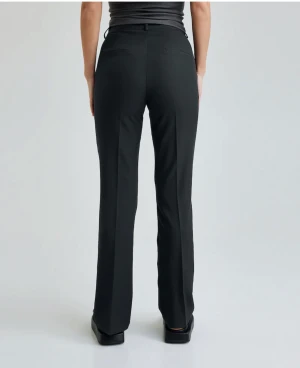 Kostymbyxor  - Jag säljer mina kostymbyxor från vero Moda i storlek 36. Jag säljer dom på grund av att dom har blivit för små för mig. Dom sitter skönt och är medelhöjd i midjan. Dom är knappt använda så säljer dom för lite billigare pris än ursprungspris🩷