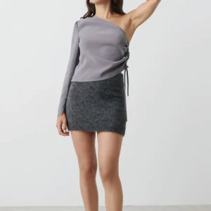 Stickad kjol - Säljer min stickade minikjol från Gina tricot då den inte kommer till användning🤍nypris 200 men slutsåld i storlek🤍skriv vid intresse eller frågor!