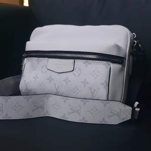 Ny LV messenger bag 