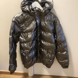 Jacka ungdom stl 164 - Ytterplagg, stl. 158/164 (12-14 år), Unisex Jacka i bra begagnat skick.  Hel och utan fläckar.  Det står ingen stl i jackan men uppskattar att den passar för barn med stl 152-164.  250 kr