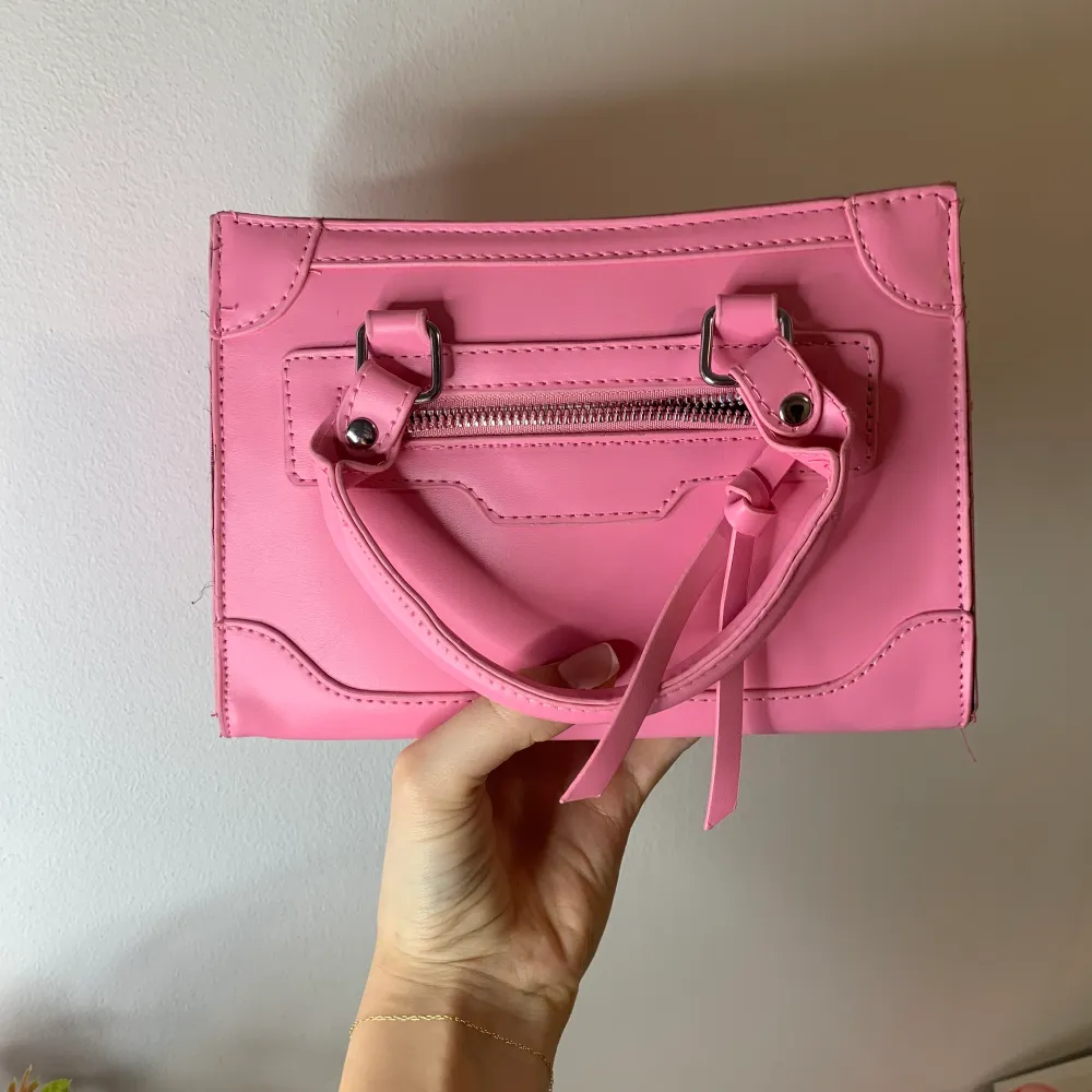 En söt rosa väska som är totalt oanvänd. Ligger endast i garderoben. Har ett längre axelband om man vill använda det. Rymlig och fin! #handvaska #handväska #barbie  Hör av dig så kanske vi kan diskutera ett lägre pris. Väskor.