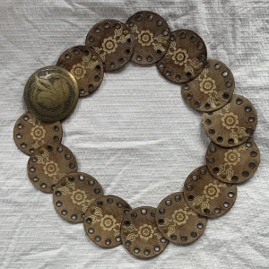 Bälte - Trendigt läderbälte med gulddetaljer ✨ Jätte snyggt att ha över jeans eller en klänning! Fint skick och bra kvalitet 