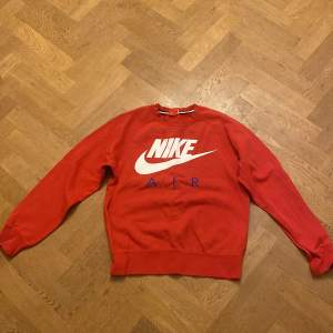 Vintage nike sweater! Suoerbra vid kallare väder då den är ganska tjock säljs ej löngre! Super bra skicka säljs pga för liten! Kom privat för fler bilder eller frågor! Pris kan diskuteras vid snabb affär!