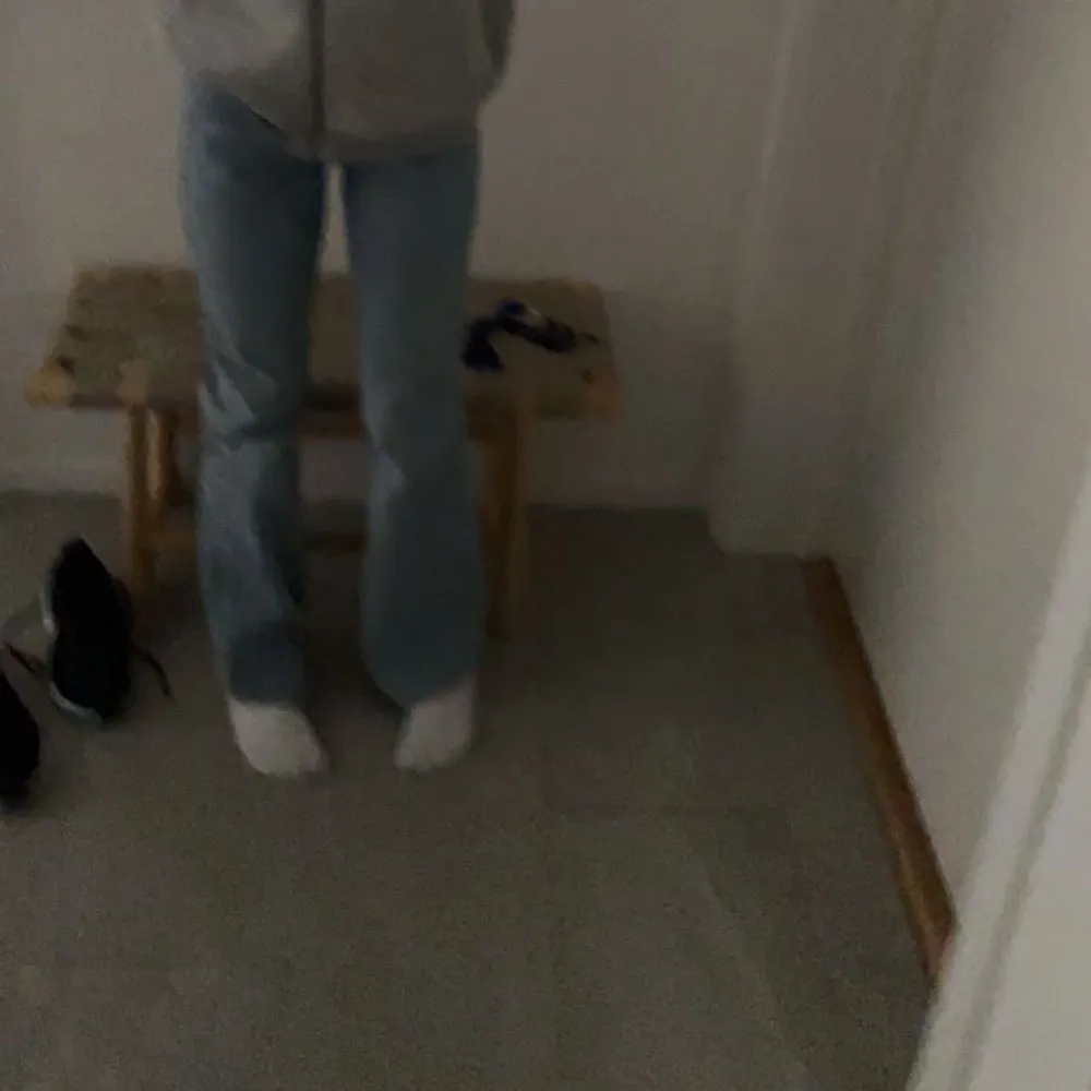 Säljer ett par jeans från Gina tricot som är i bra skick. nypris är 499kr. säljes av att de inte kommer till användning. Skriv jättegärna om ni är intresserade🙏🏼🥰 . Jeans & Byxor.