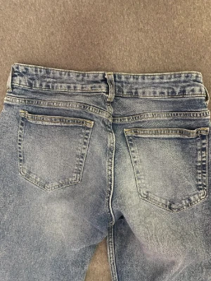 Low waist,utsvängda - Jättefina utsvängda och lågmidjade jeans som tyvärr inte kommer till användning längre, tveka inte o fråga , kan mötas upp!💘🫶