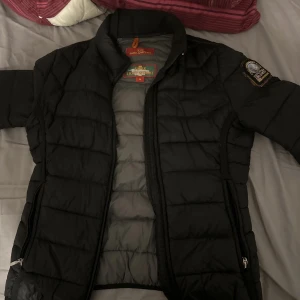 Parajumper jacka  - Är en M men sitter mer som en S, har köpt den nyligen men den är lite för liten för mig, 