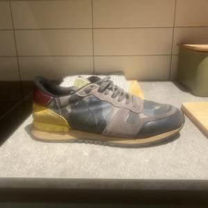 Valentino garavani - Skick 7/10, strlk 42 passar även för 43! motbud accpeteras