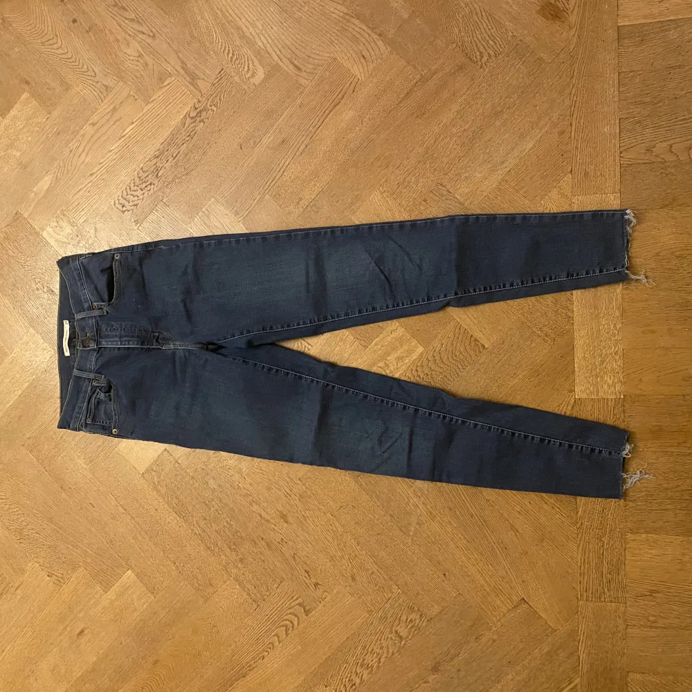 Levis jeans barn! Storlek 25 passar perfekt med bra hållbarhet! . Jeans & Byxor.