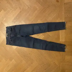 Levis jeans barn! Storlek 25 passar perfekt med bra hållbarhet! 